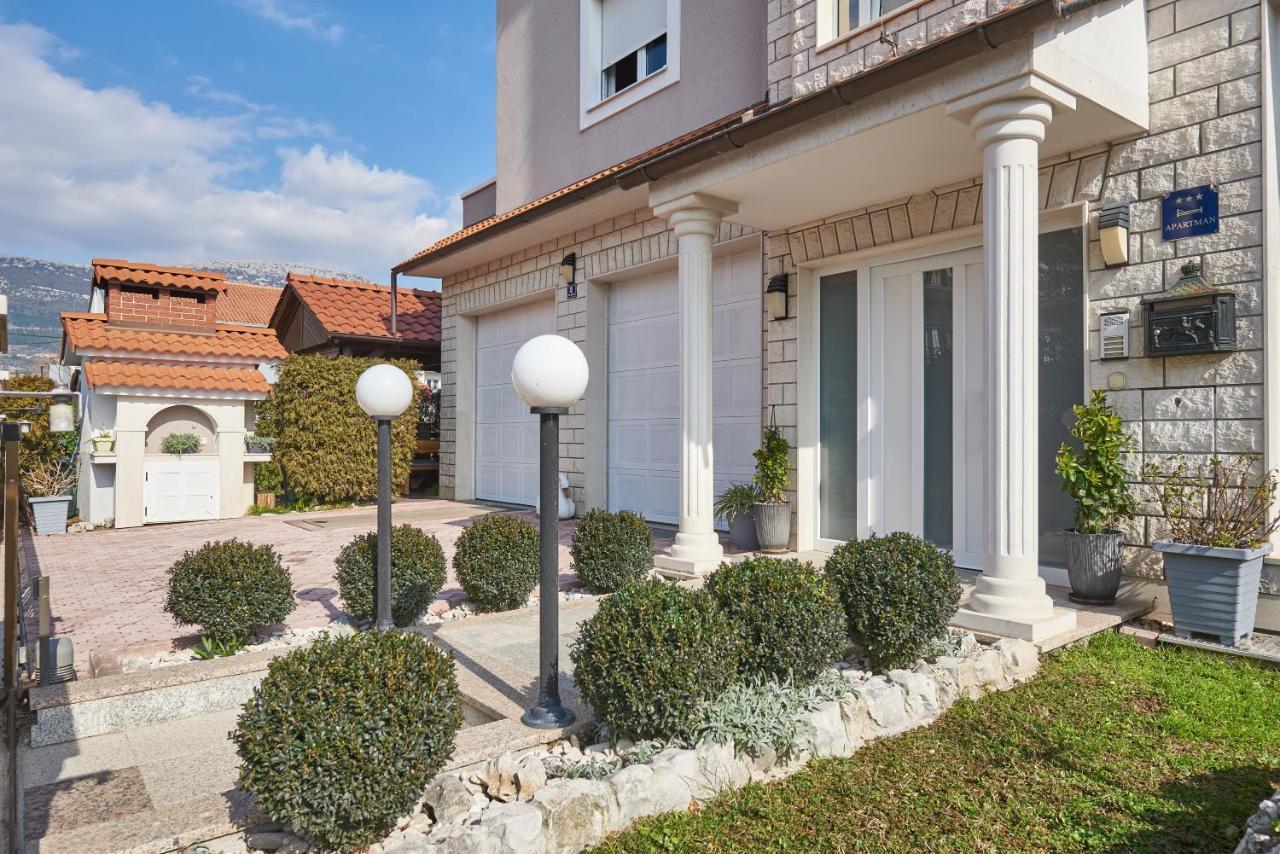 Apartments Lovric With Sea View Каштела Экстерьер фото