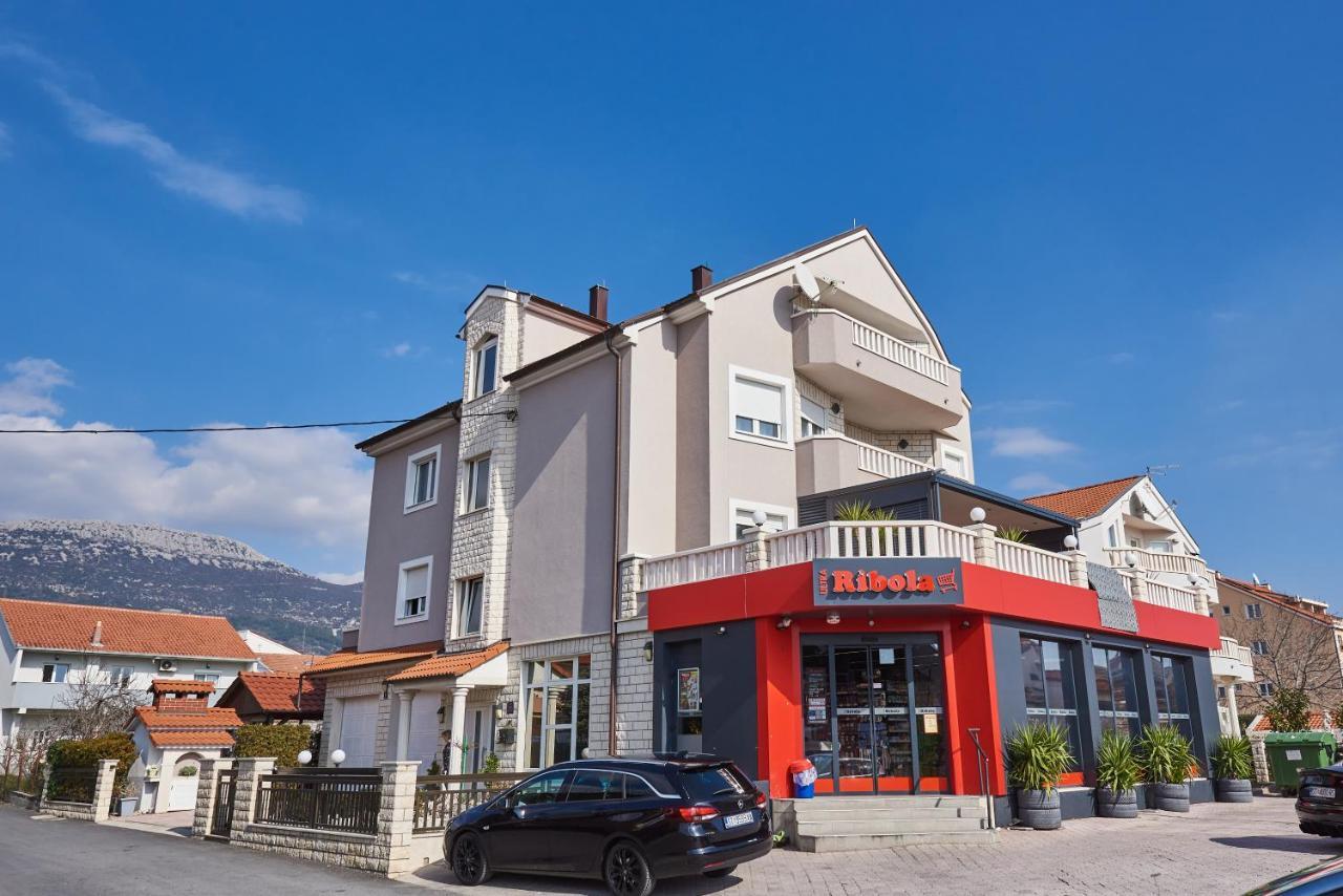 Apartments Lovric With Sea View Каштела Экстерьер фото