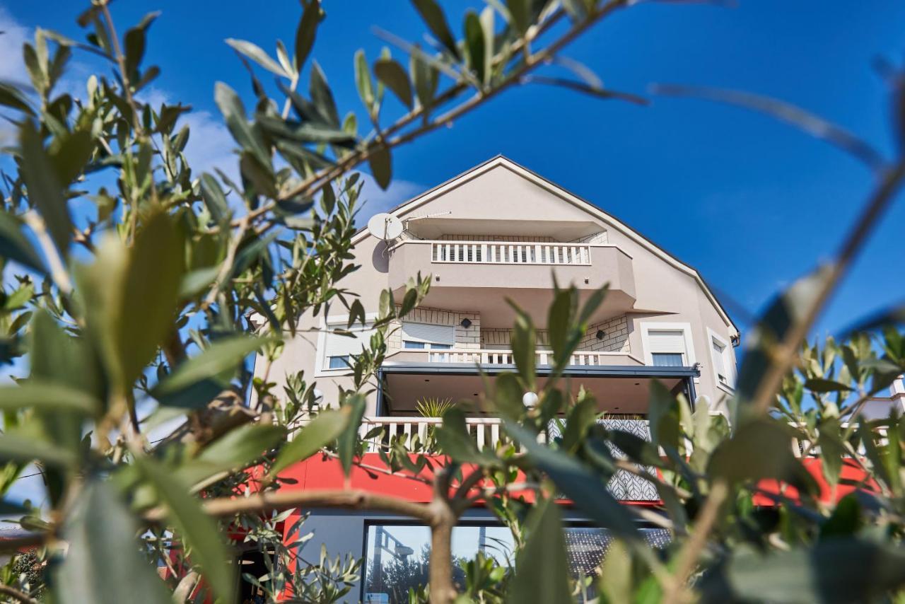 Apartments Lovric With Sea View Каштела Экстерьер фото