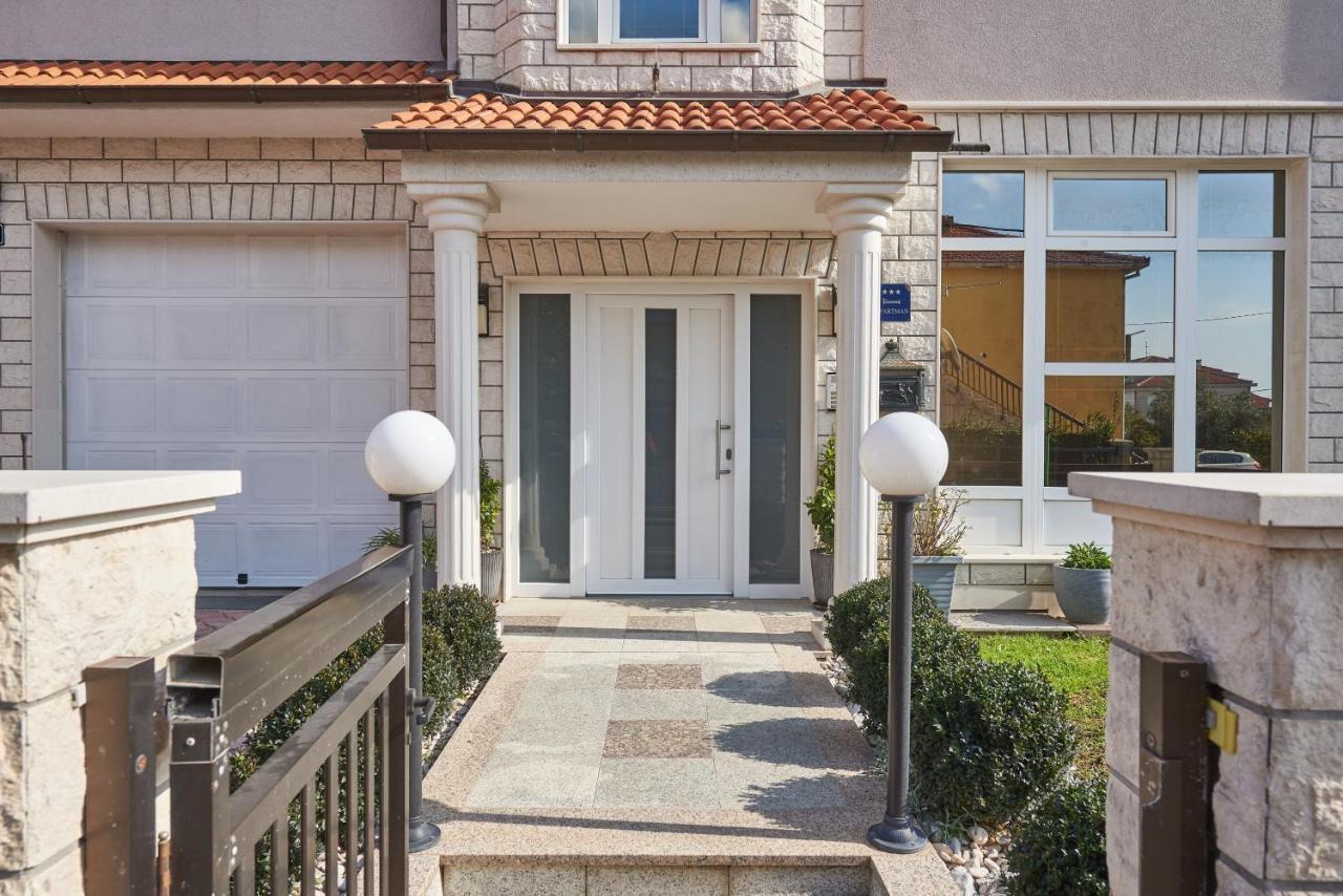 Apartments Lovric With Sea View Каштела Экстерьер фото