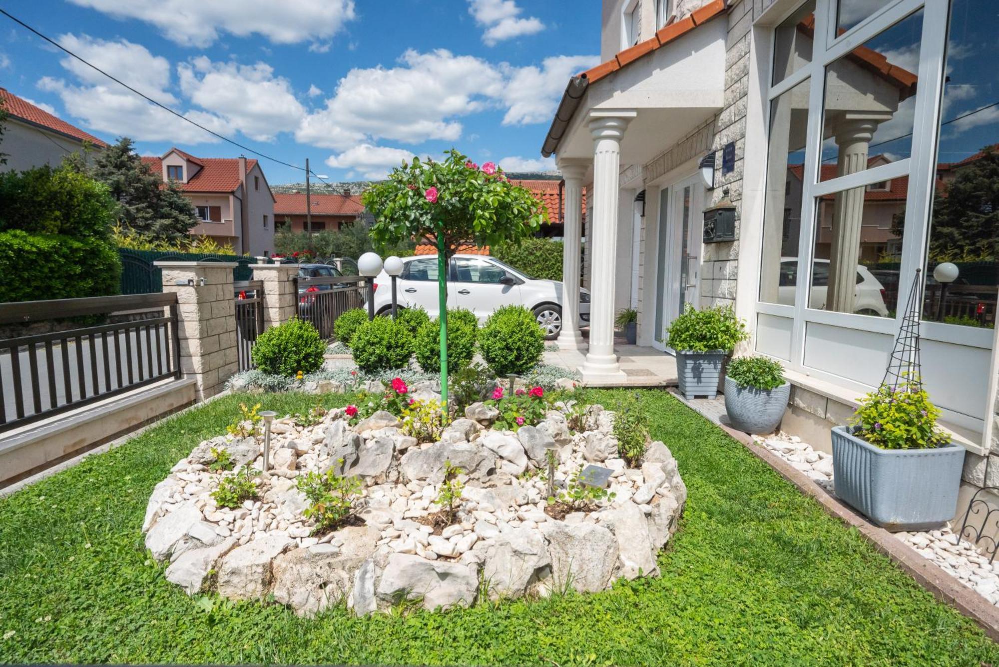 Apartments Lovric With Sea View Каштела Экстерьер фото