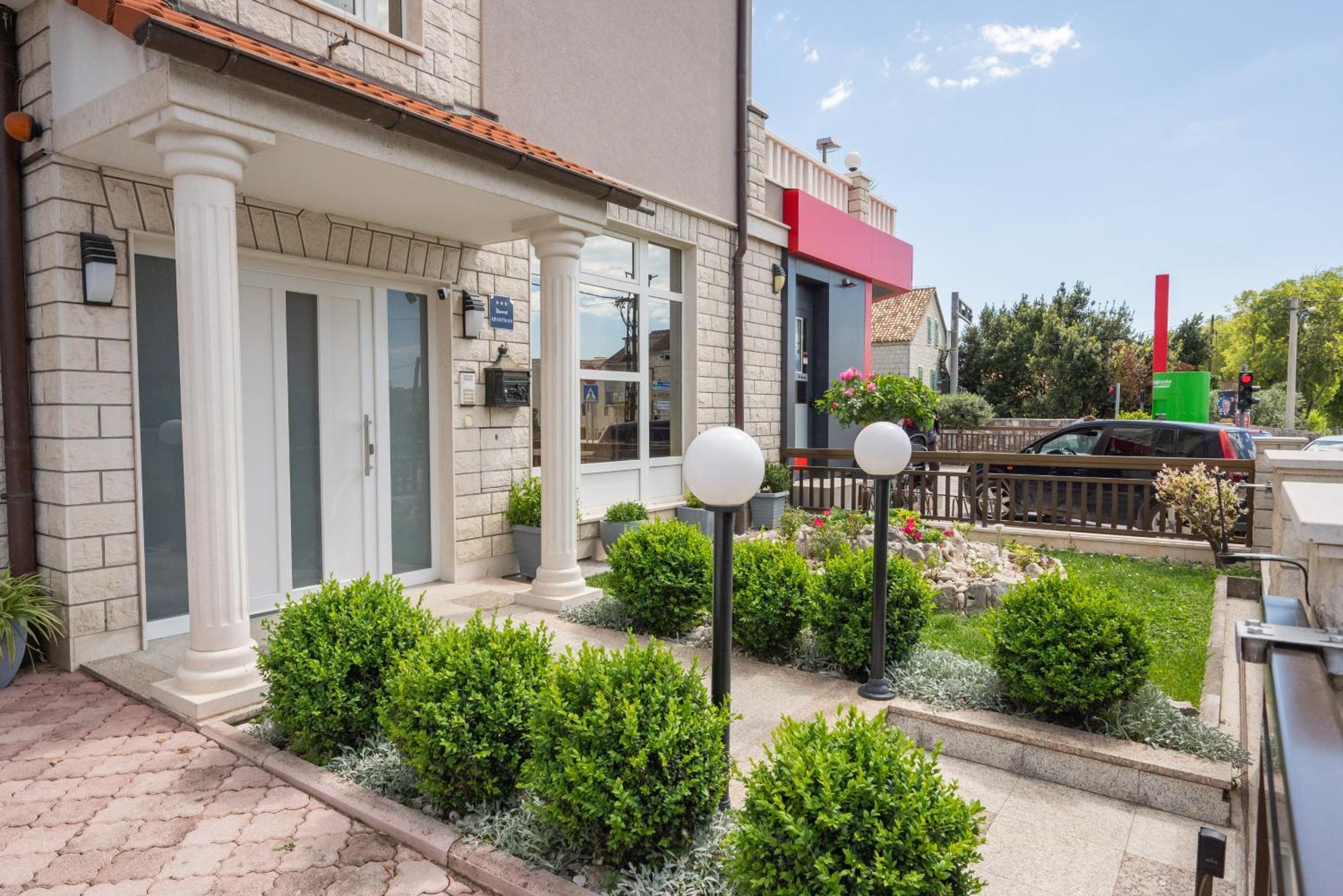 Apartments Lovric With Sea View Каштела Экстерьер фото