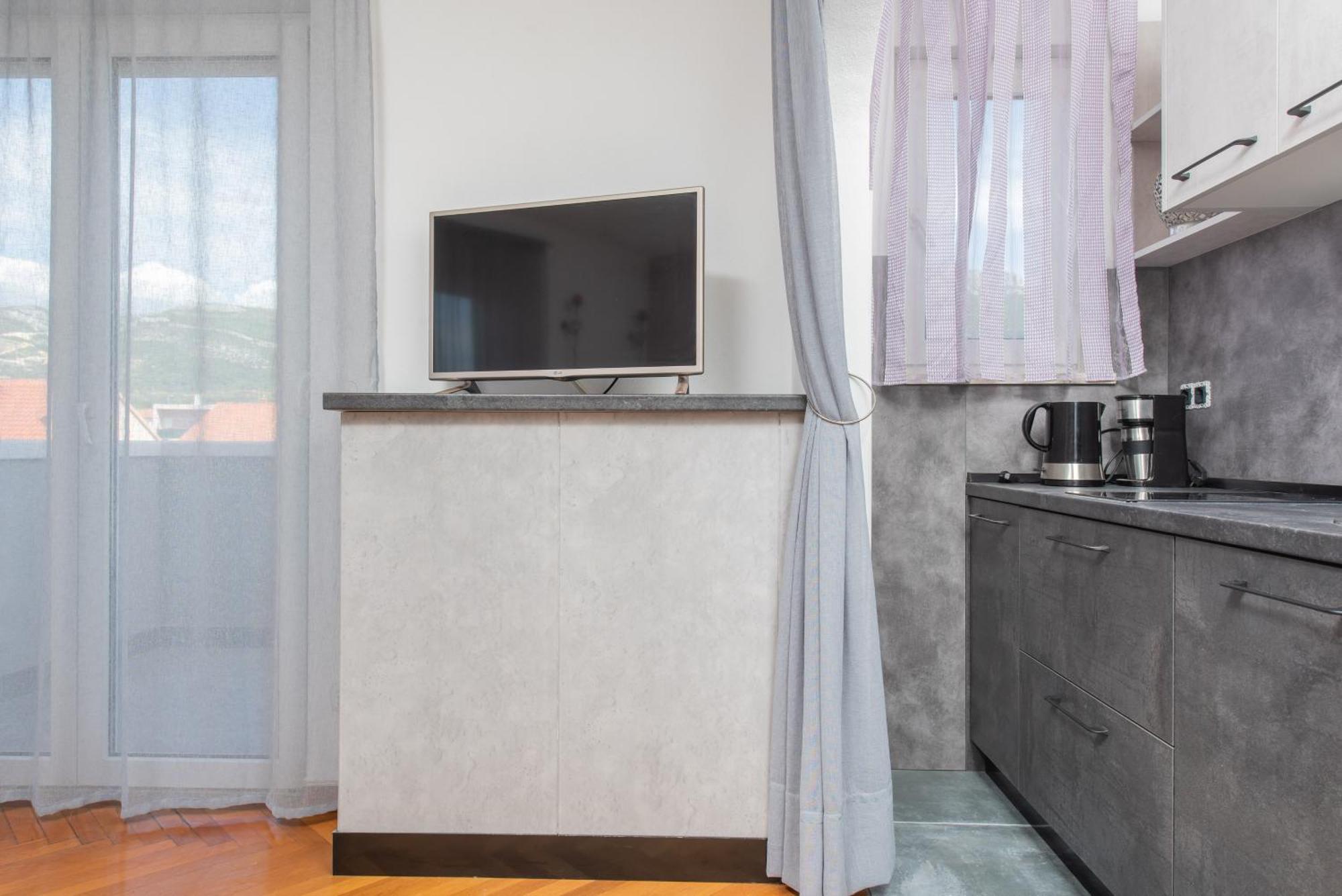 Apartments Lovric With Sea View Каштела Экстерьер фото