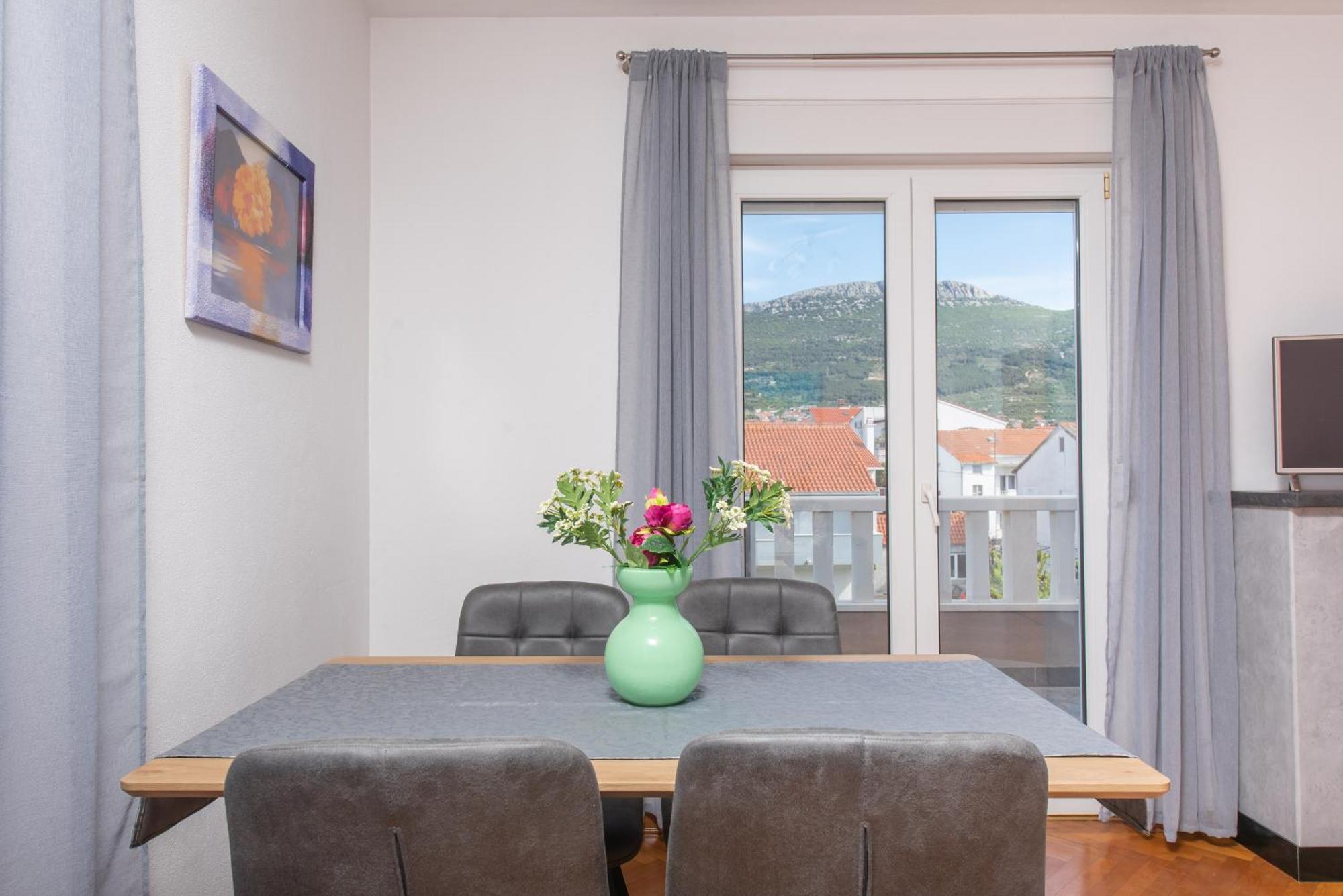 Apartments Lovric With Sea View Каштела Экстерьер фото