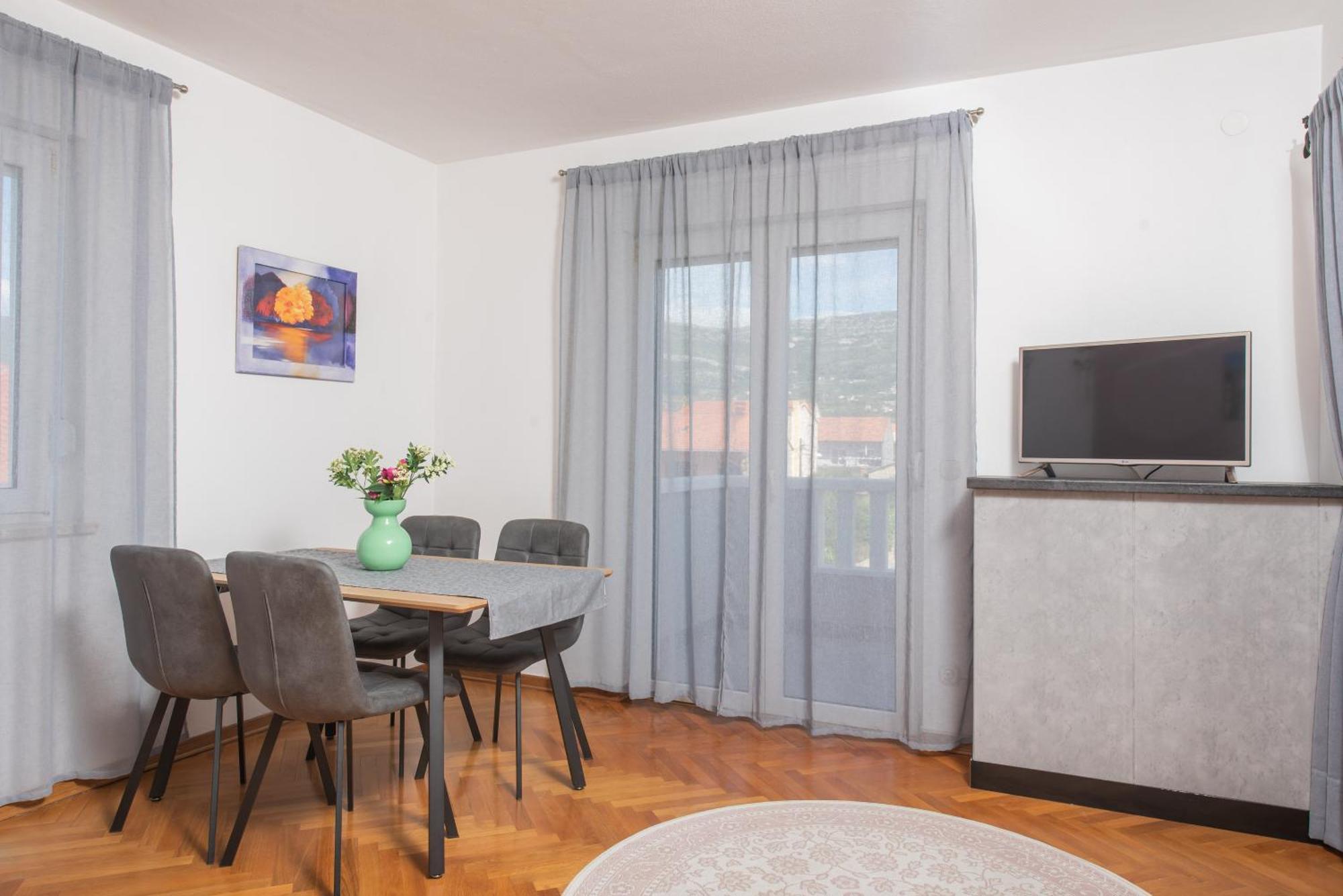 Apartments Lovric With Sea View Каштела Экстерьер фото