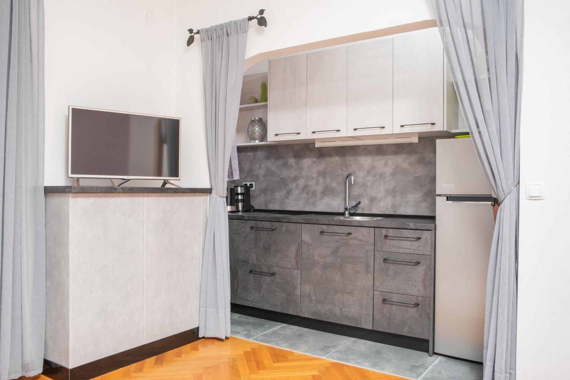 Apartments Lovric With Sea View Каштела Экстерьер фото