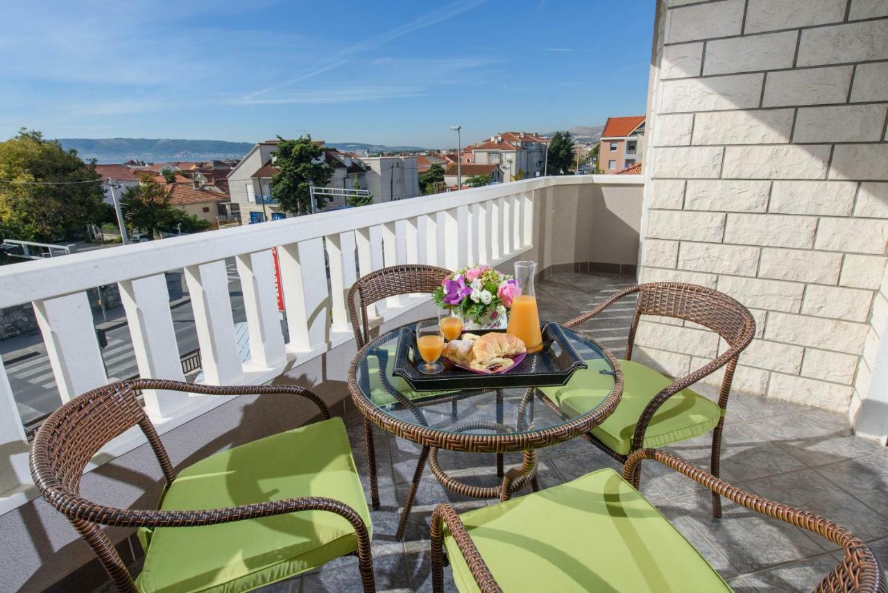Apartments Lovric With Sea View Каштела Экстерьер фото