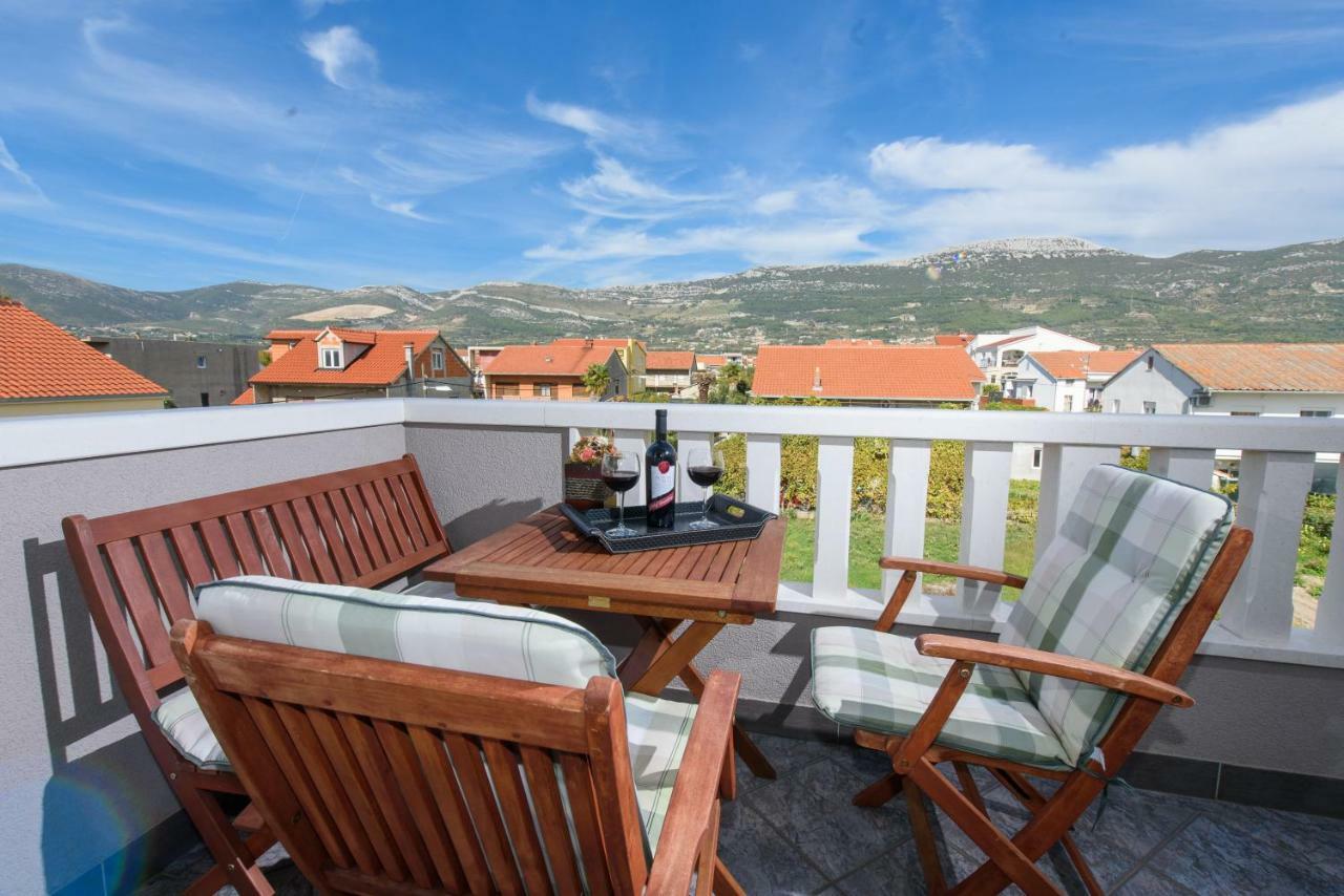 Apartments Lovric With Sea View Каштела Экстерьер фото